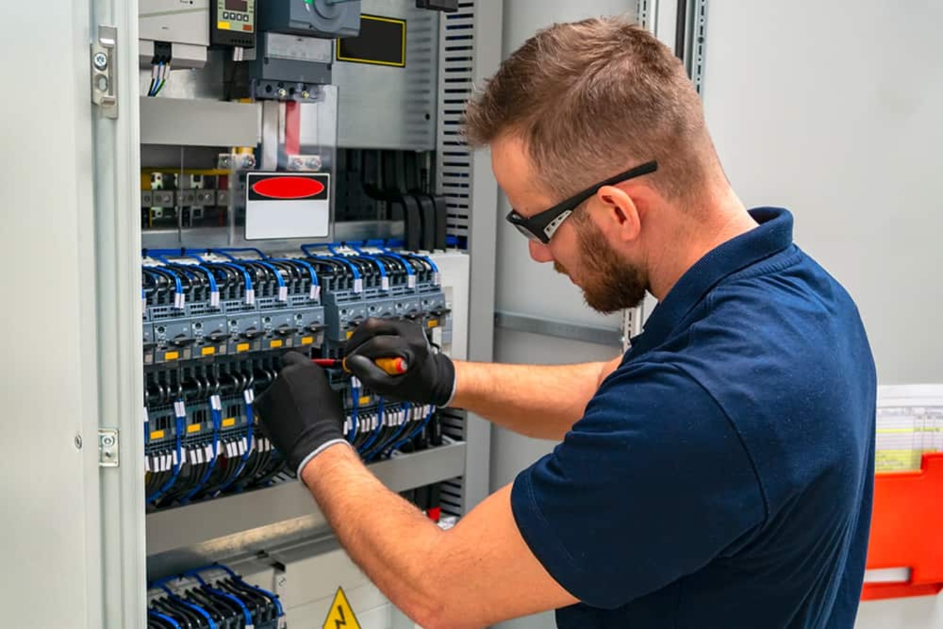 Elektroniker für Energie- und Gebäudetechnik (m/w/d) bei Herz-Impuls Elektronik GmbH in Kelkheim